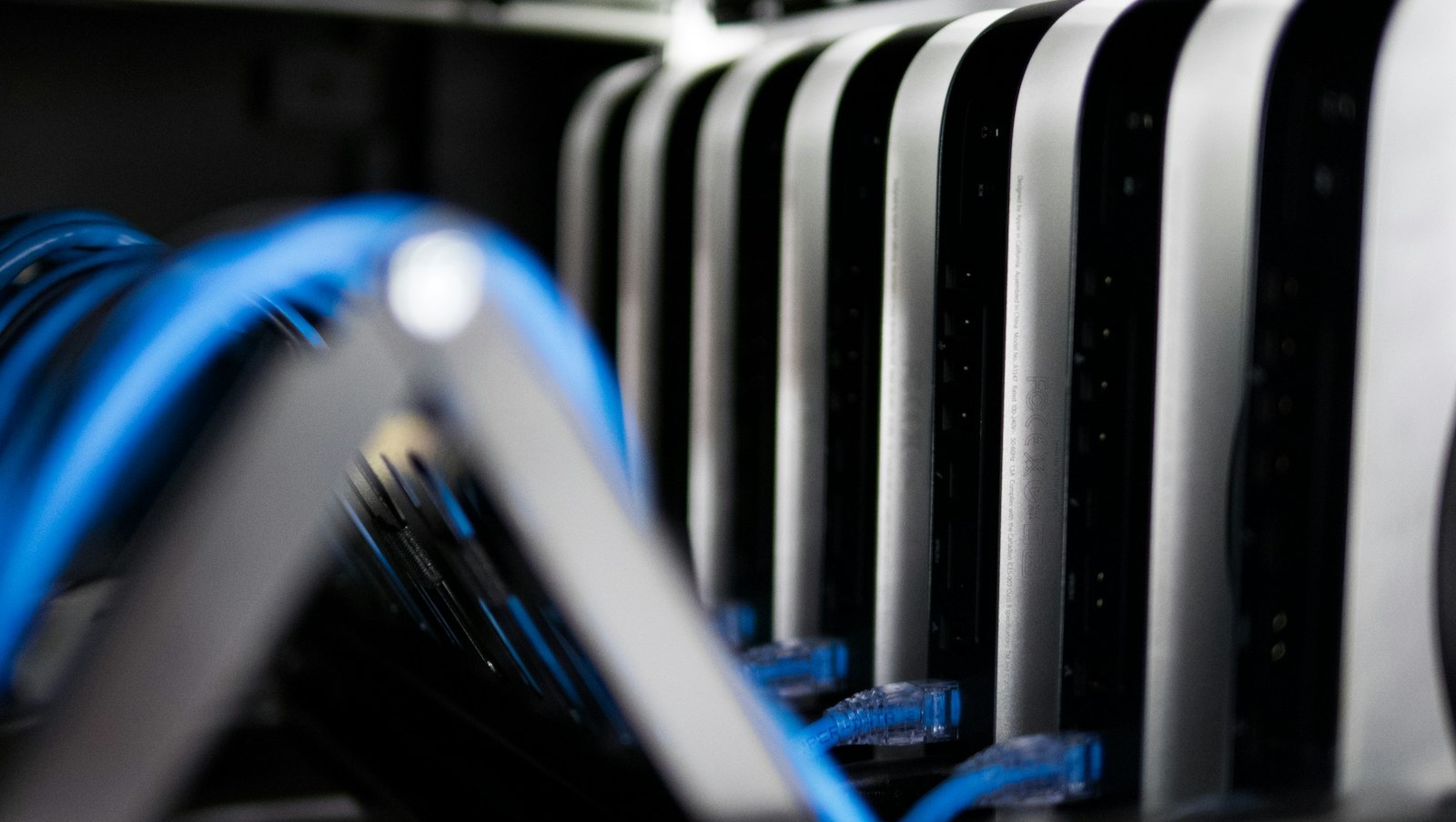 ZovCloud 机房机架中整齐部署的 Mac mini 服务器集群与网络布线
